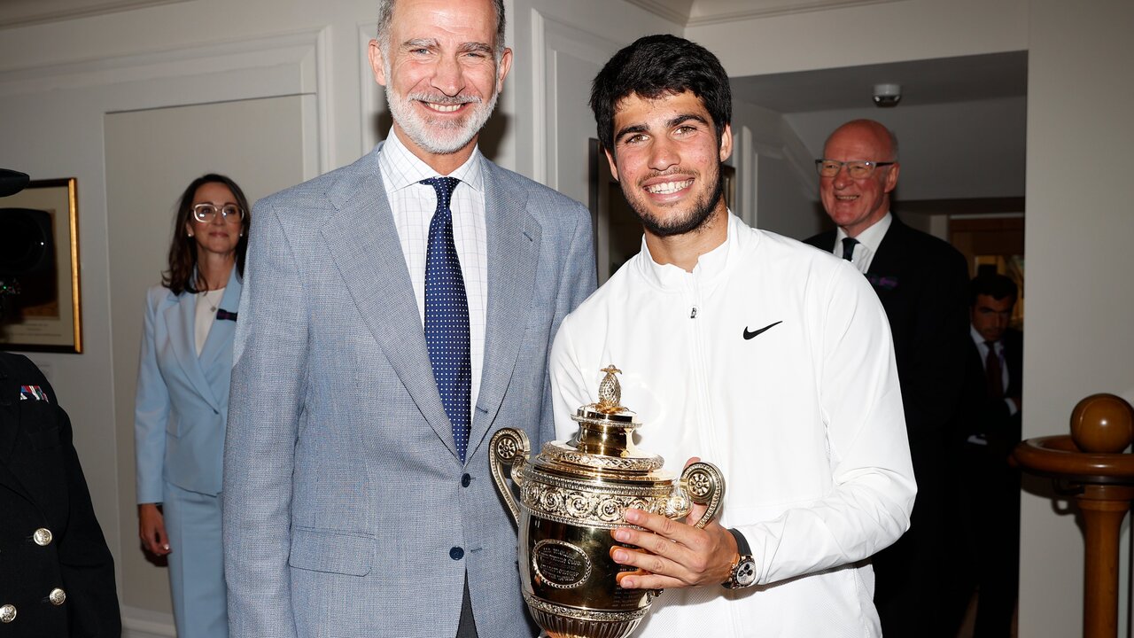 El Rey, con los jugadores de la final individual masculina de Wimbledon 2023 y con el equipo del campe&oacute;n de esta edici&oacute;n, Carlos Alcaraz.