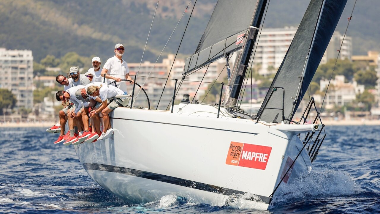 El Rey Felipe VI compitiendo a bordo del 'Aifos' en la tercera jornada de la Copa del Rey MAPFRE de vela. Fuente: E.P.