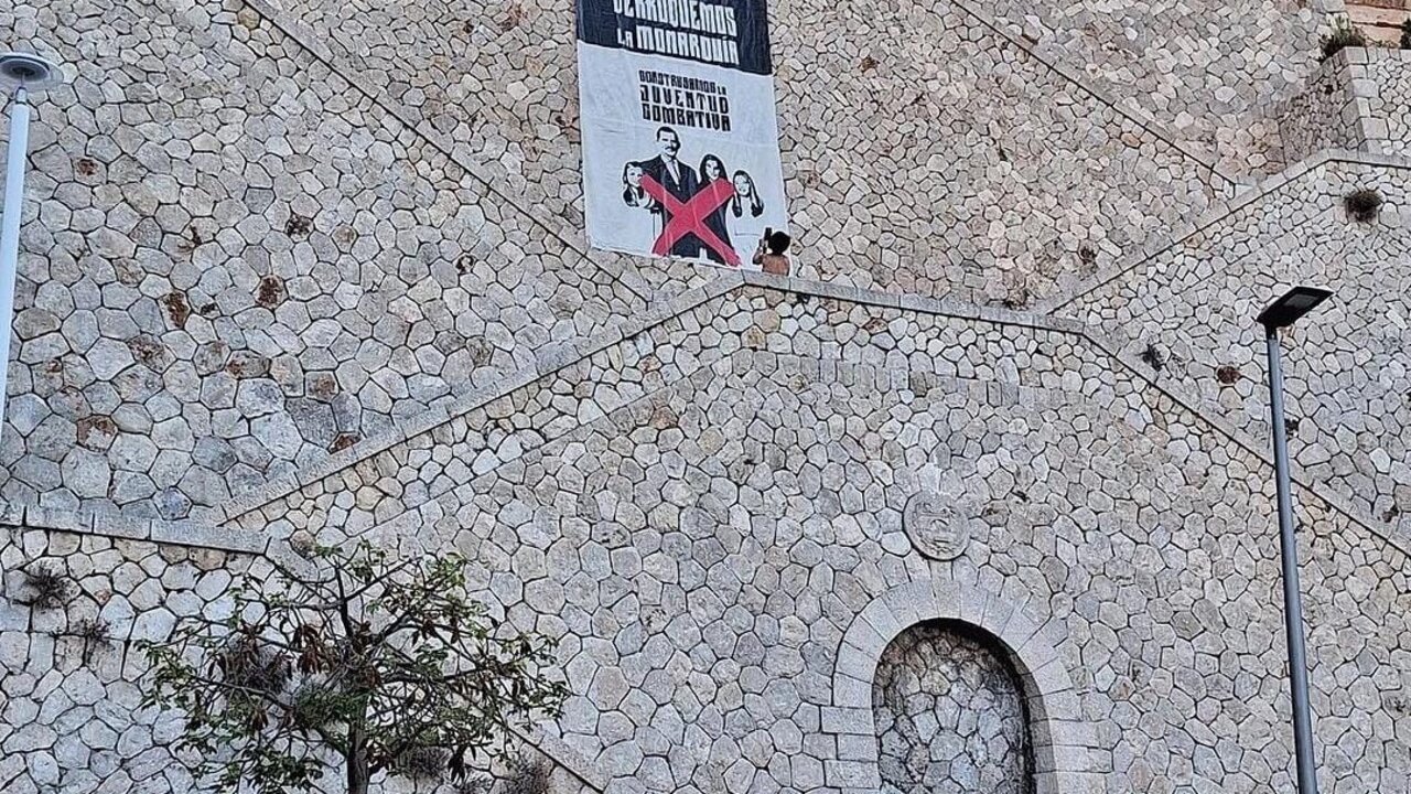 Aparece una pancarta contra la monarqu&iacute;a muy cerca del Palacio de Marivent. Fuente: Instagram de @juvcombativa.