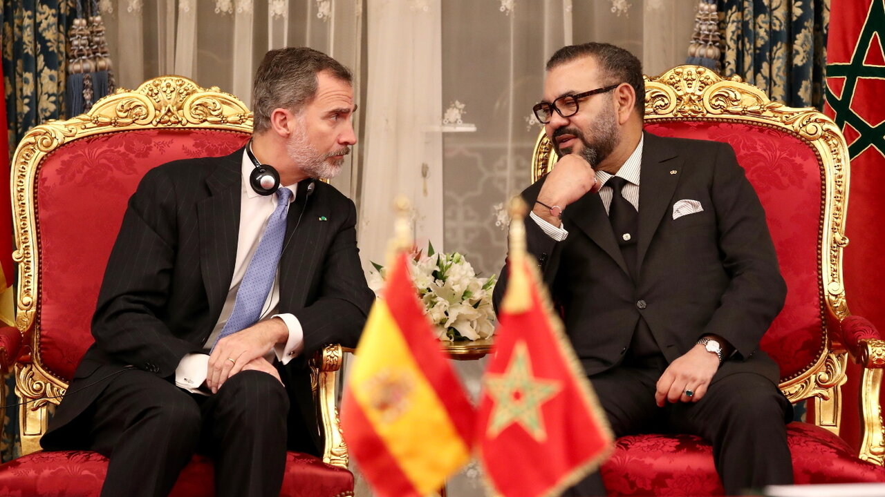 (I-D) El Rey Felipe VI y el el Rey Mohamed VI, conversan momentos antes de la firma de varios acuerdos bilaterales. Foto: Casa Real.
