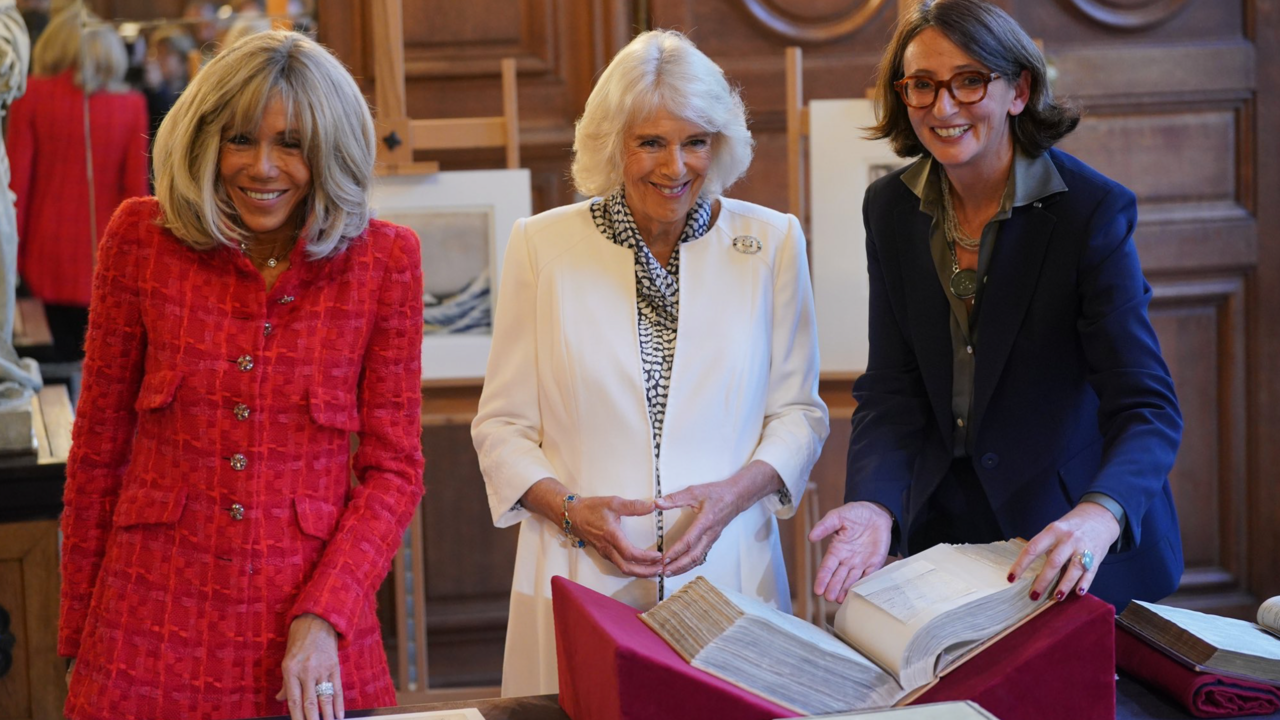 La reina Camila pas&oacute; la ma&ntilde;ana con Madame Macron explorando los tesoros de la Biblioteca Nacional de Francia.