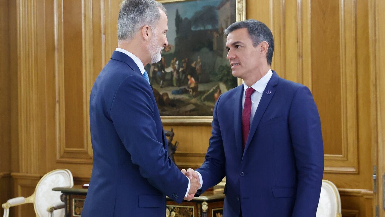 El Rey Felipe Vi recibe al secretario general del PSOE y presidente en funciones, Pedro S&aacute;nchez, en el Palacio de la Zarzuela.