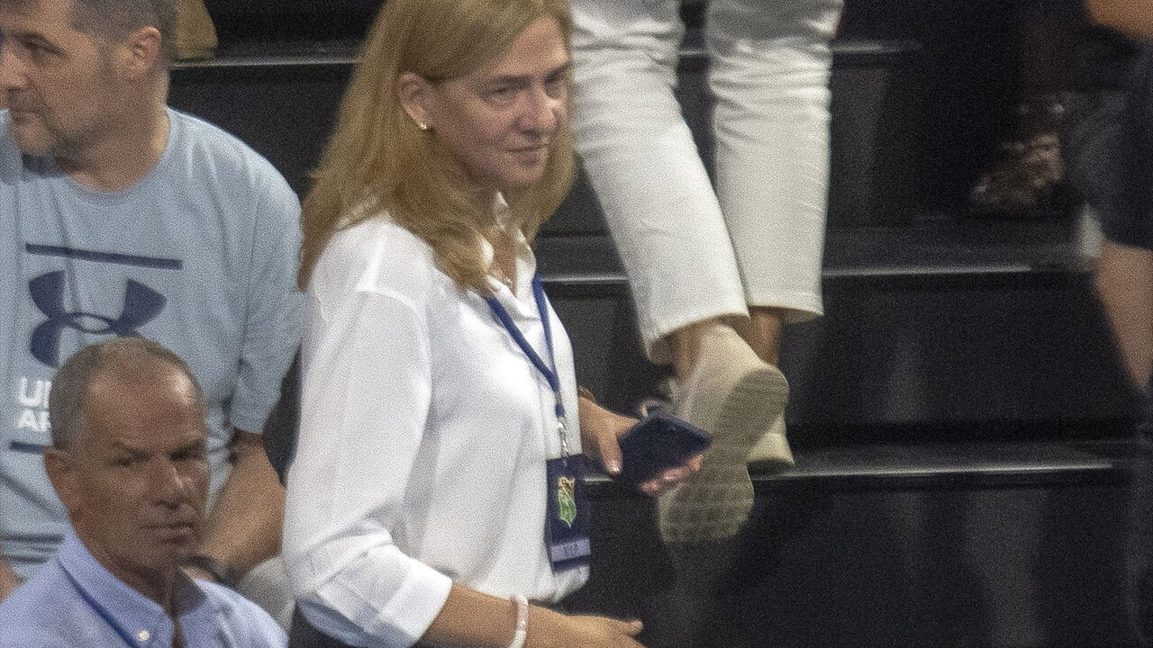 La Infanta Cristina anima a su hijo, Pablo Urdangar&iacute;n, en su &uacute;ltimo partido de balonmano. Foto de archivo.
