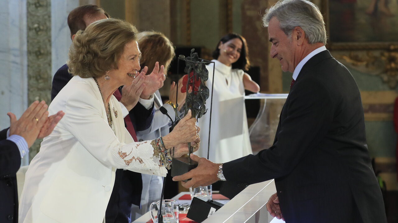 La reina Sof&iacute;a le entrega el Premio Social de la Fundaci&oacute;n Mapfre a Carlos Sainz Sr.