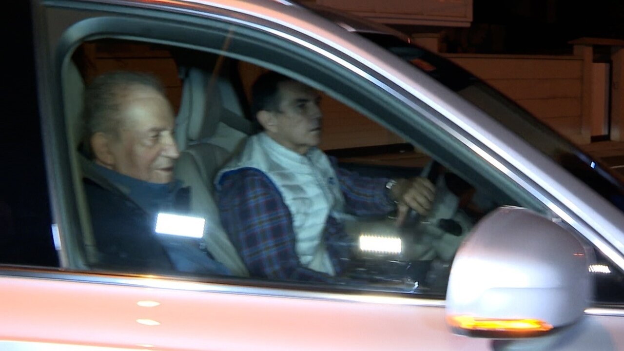 El rey Juan Carlos llega por fin a casa de Pedro Campos en Sanxenxo.