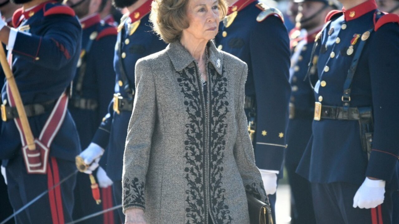 La Reina Sof&iacute;a pasando revista a la Guardia Real en el 'Acuartelamiento del Rey en el Pardo.