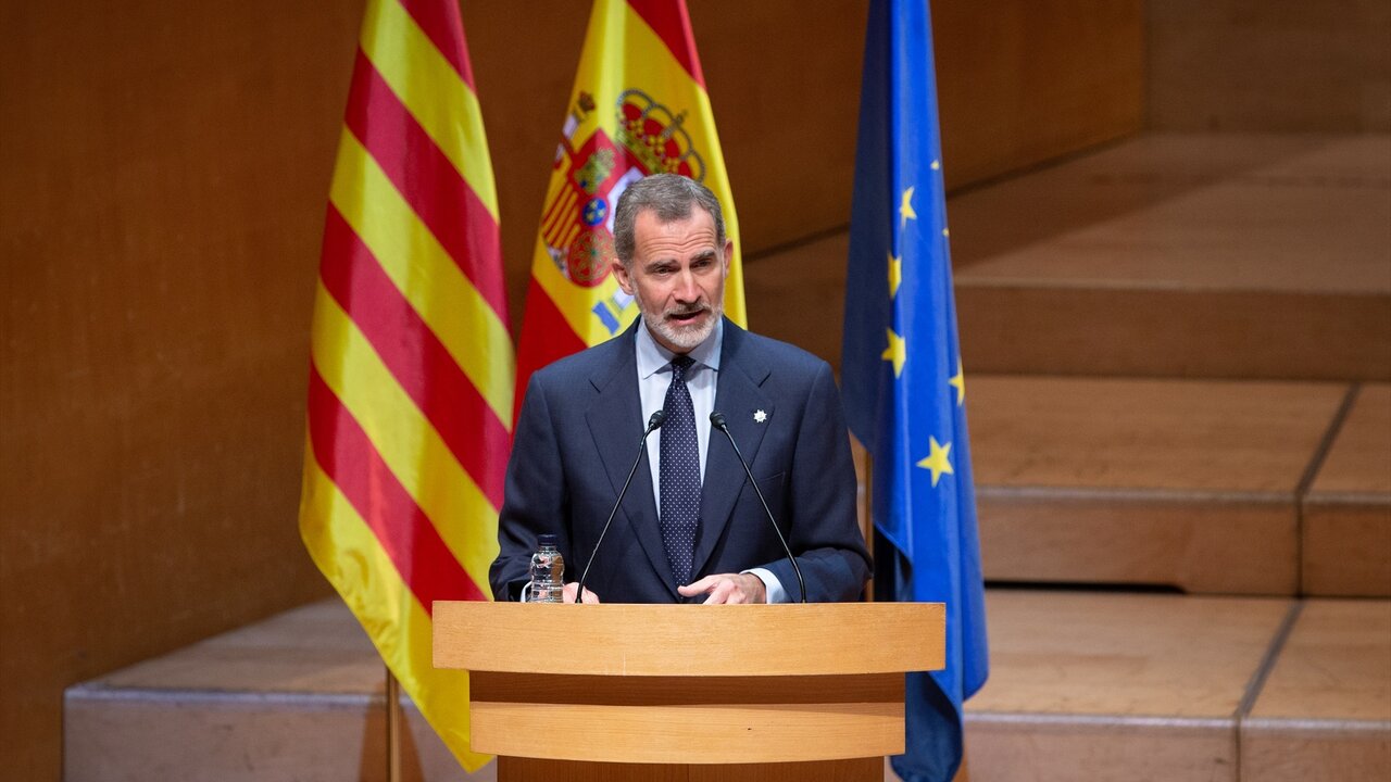 El rey Felipe VI, interviene en el acto de entrega de despachos a los 188 integrantes de la LXX promoci&oacute;n de la Escuela Judicial, en L&rsquo;Auditori Lepant 150, a 29 de noviembre de 2021, en Barcelona, Catalu&ntilde;a (Espa&ntilde;a).