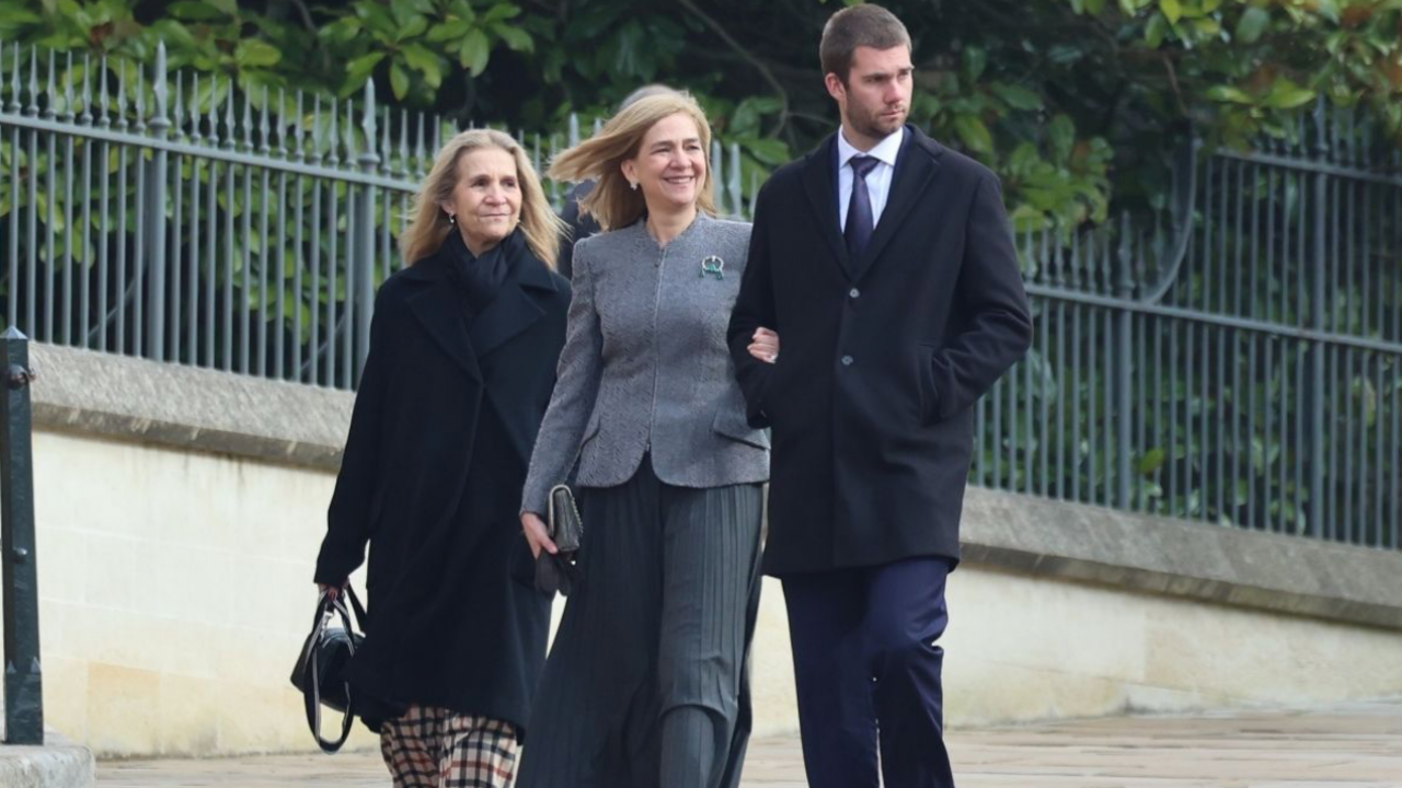 Las infantas Cristina y Elena, a su llegada a Windsor con Juan Urdangarin.EUROPA PRESS