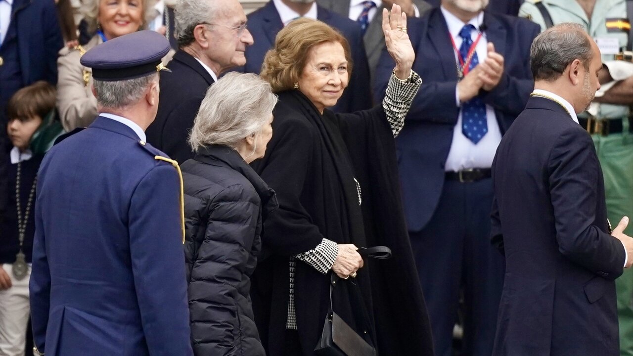 La reina em&eacute;rita Sof&iacute;a a su llegada a la celebraci&oacute;n del traslado del Cristo de la Buena Muerte, en M&aacute;laga. &Aacute;LEX ZEA/EUROPA PRESS