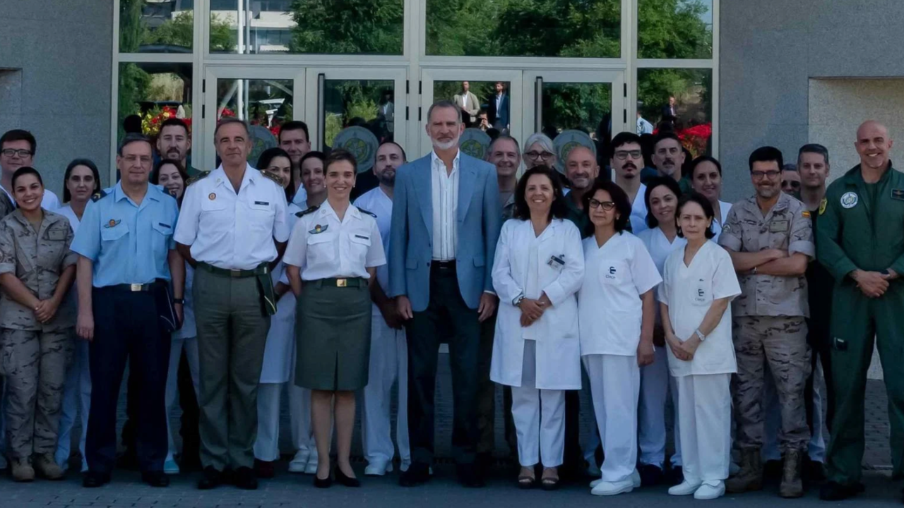 El rey Felipe, con el personal del Centro de Instrucci&oacute;n de Medicina Aeroespacial.