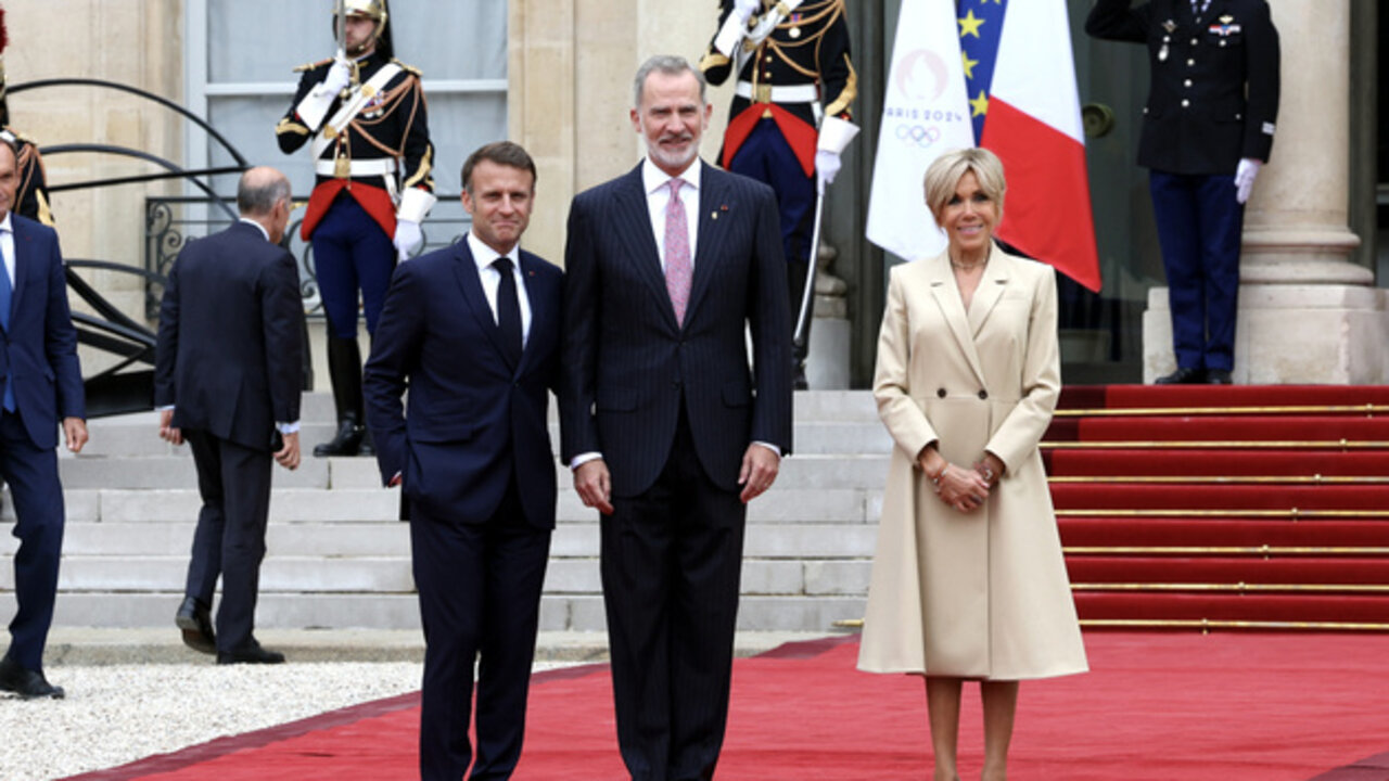 El rey Felipe en el encuentro con Macron y su mujer en la recepci&oacute;n previa a la inauguraci&oacute;n de los Juegos Ol&iacute;mpicos.