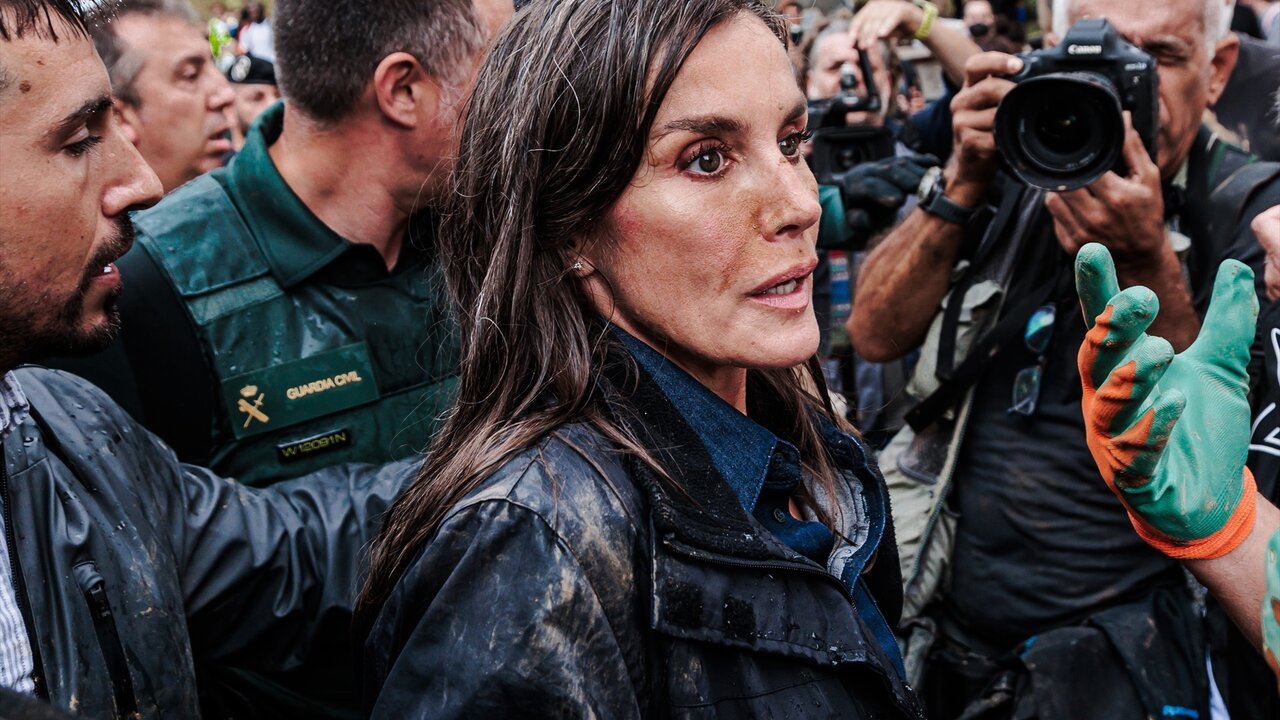 La Reina Letizia durante su visita a una zona afectada por la DANA, a 3 de noviembre de 2024, en Paiporta, Valencia, Comunidad Valenciana (Espa&ntilde;a). - CARLOS LUJ&Aacute;N. Europa Press.