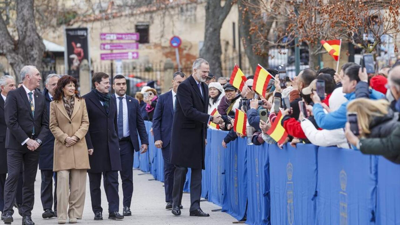 El Rey Felipe preside las jornadas de la proclamaci&oacute;n de Isabel I de Castilla, "la primera gran reina de Europa". En la foto, el Rey y la comitiva durante su visita a Segovia. - NACHO VALVERDE/EP