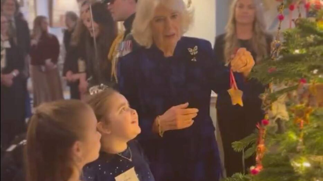 La reina Camilla decora el &aacute;rbol de Navidad en Clarence House