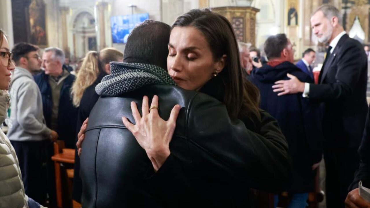 Los Reyes transmiten sus condolencias y apoyo a los familiares de los fallecidos por la DANA, tras la misa celebrada en su memoria en la Catedral de Valencia. Foto: Casa Real.