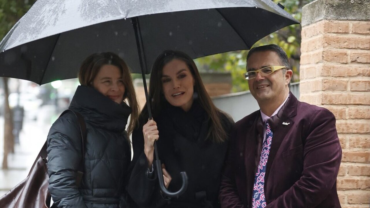 La reina Letizia posa junto a Mar&iacute;a Dolores Oca&ntilde;a, Jefa de la secretar&iacute;a de la reina, y el Presidente de la Federaci&oacute;n Espa&ntilde;ola de Enfermedades Raras (FEDER) a su llegada a la reuni&oacute;n de trabajo con FEDER - EUROPA PRESS.