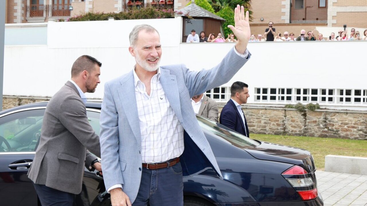 Los Reyes saludan a los vecinos de Burela a su llegada al Ayuntamiento del municipio lucense.