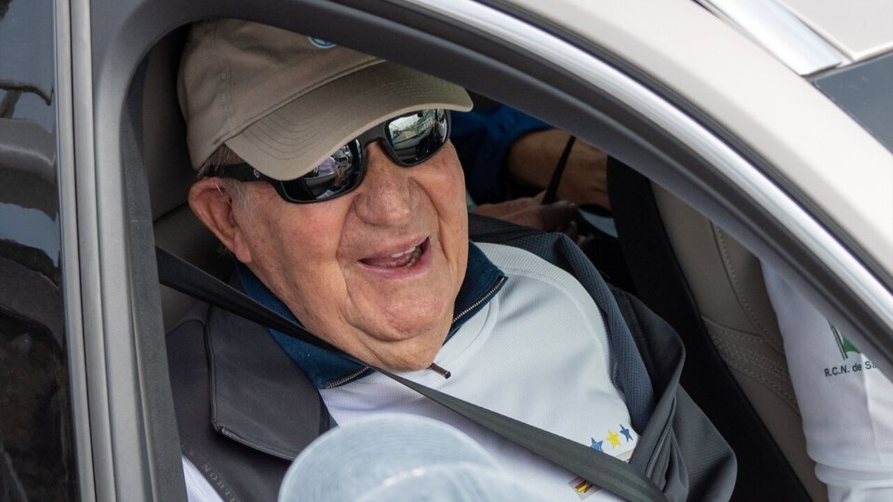 El Rey Juan Carlos a su llegada al puerto deportivo de Sanxenxo este domingo