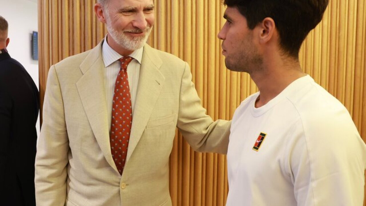 Felipe VI felicitando a Carlos Alcaraz en Wimbledon. Foto: Casa Real.