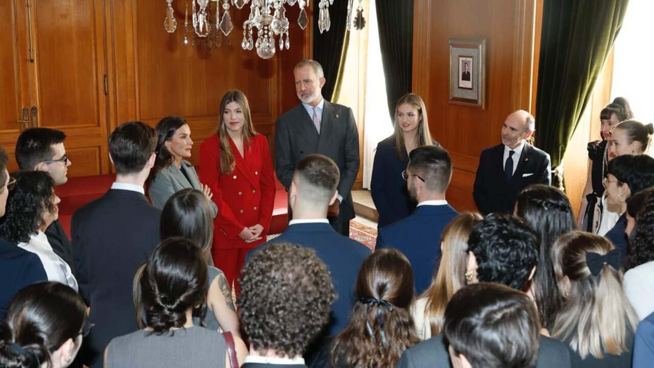 Los Reyes, la Princesa de Asturias y la Infanta Sof&iacute;a reciben en audiencia a los ganadores de los Premios Fin de Grado 2024 de la Universidad de Oviedo. 
Foto: Casa Real.