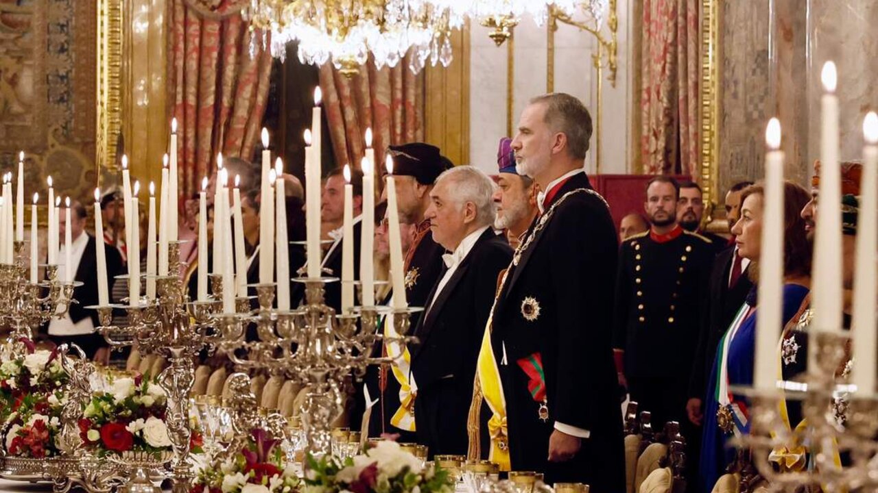 Los Reyes, en la cena de gala ofrecida en honor del Sult&aacute;n de Om&aacute;n, Haitham Bin Tarik, en el Palacio Real de Madrid. Foto: Casa Real.