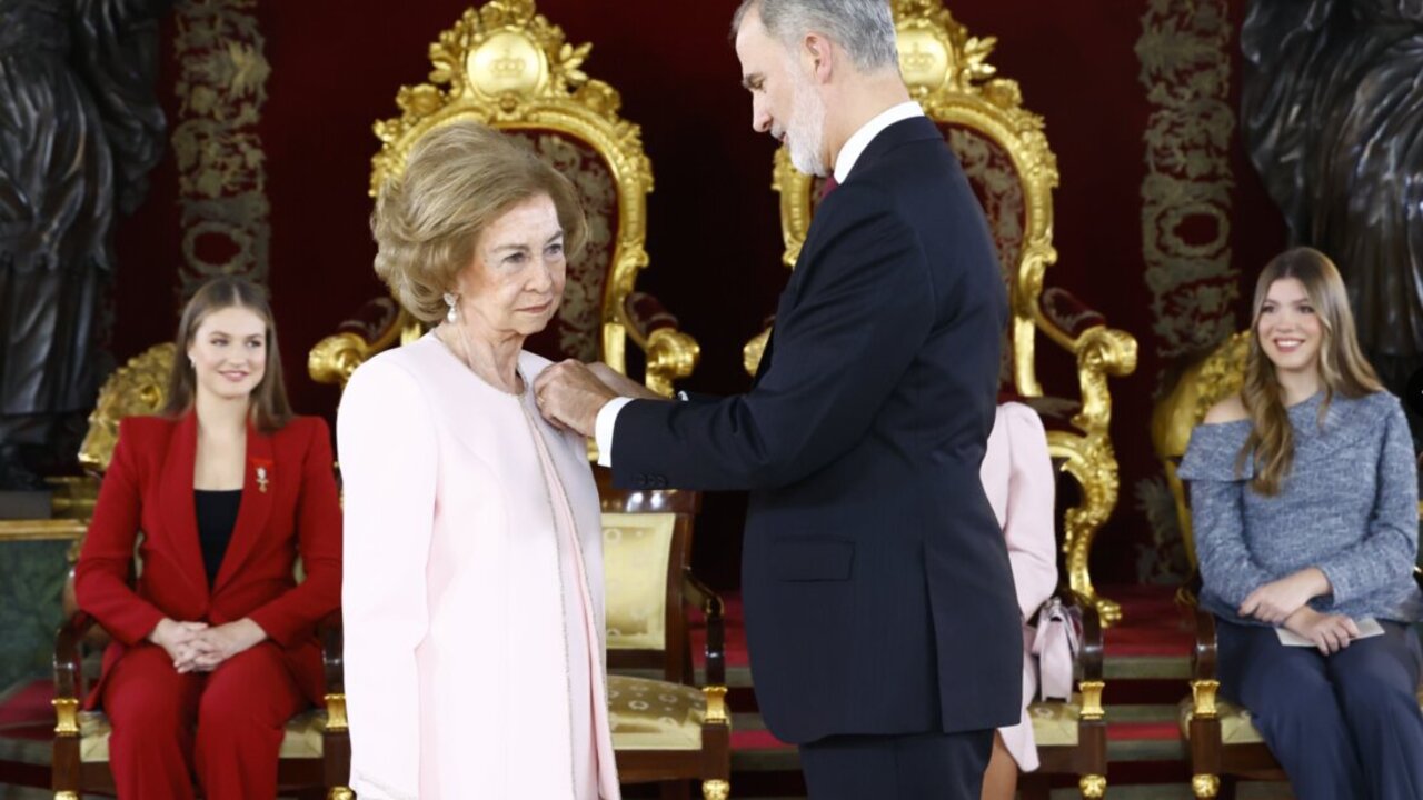 La Reina Sof&iacute;a ha recibido la insignia de la Orden del Tois&oacute;n de Oro por parte del Rey, por &ldquo;su dedicaci&oacute;n y entrega al servicio de Espa&ntilde;a y de la Corona&rdquo;. Foto: Casa Real.
