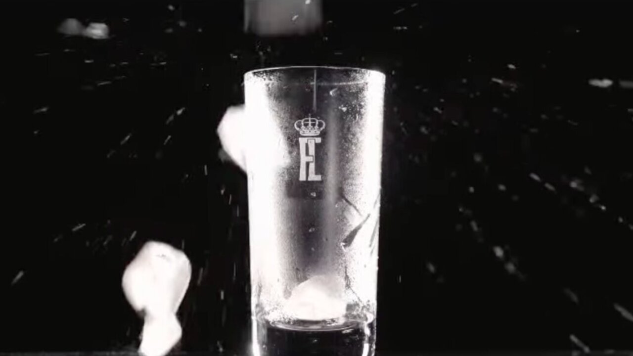 Una pieza de la cristaler&iacute;a grabada con las iniciales &ldquo;FL&rdquo; en alusi&oacute;n a Felipe y Letizia, los Reyes de Espa&ntilde;a, y dise&ntilde;adas para su uso en actos oficiales. Imagen: Real F&aacute;brica de Cristales.