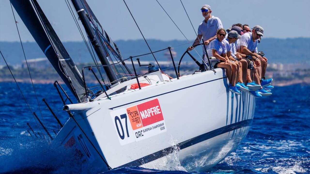 El Rey Felipe embarca junto al resto de la tripulaci&oacute;n en el Aifos