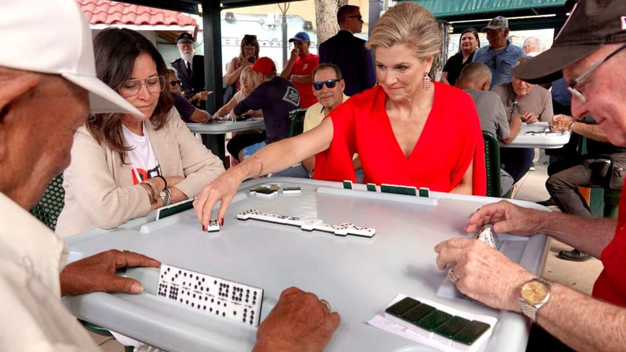 La reina M&aacute;xima jugando al domin&oacute; en Miami. Foto: @koninklijkhuis