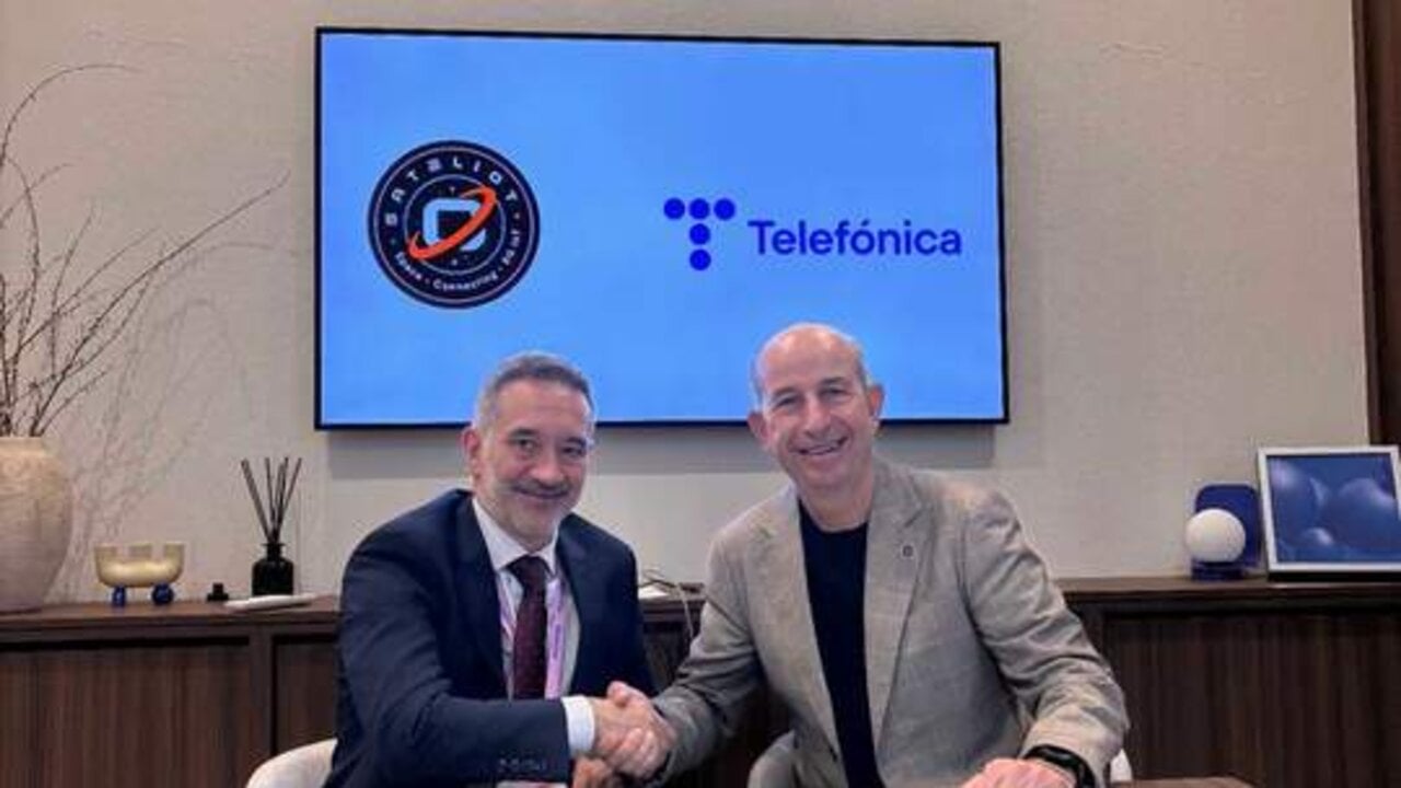 De izquierda a derecha: Javier L&oacute;pez Guti&eacute;rrez, director de Defensa y Seguridad en Telef&oacute;nica Espa&ntilde;a, y Jaume Sanpera, CEO y fundador de Sateliot