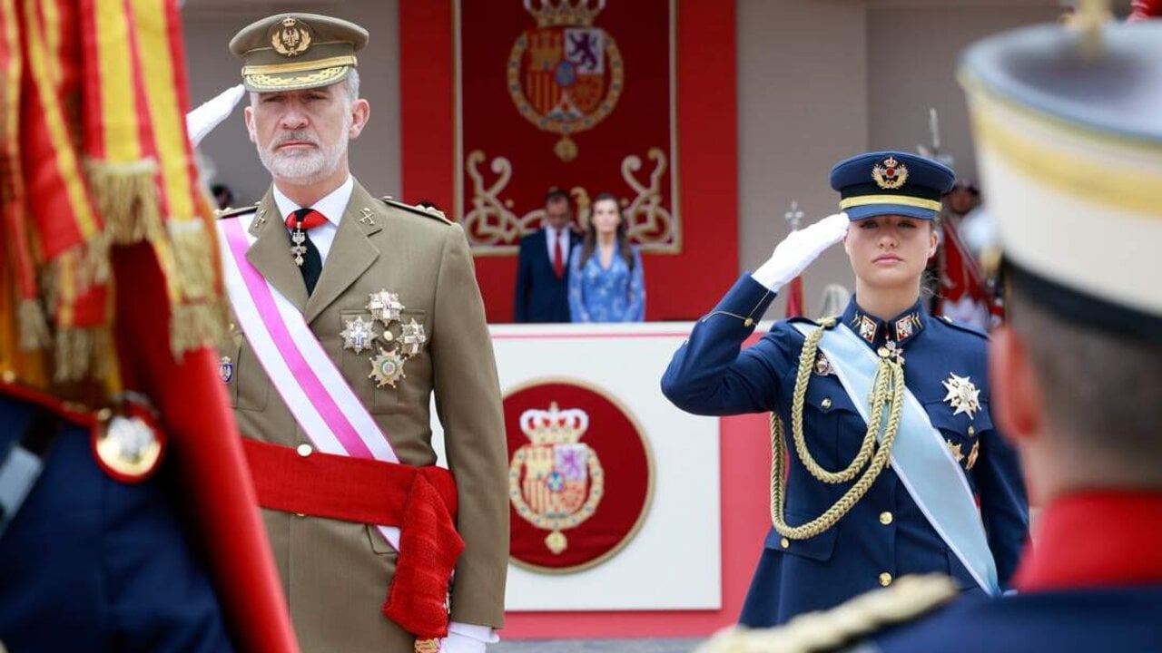 La princesa Leonor ya ha completado su formaci&oacute;n de paracaidista y ya tiene el emblema rokiski paracaidista