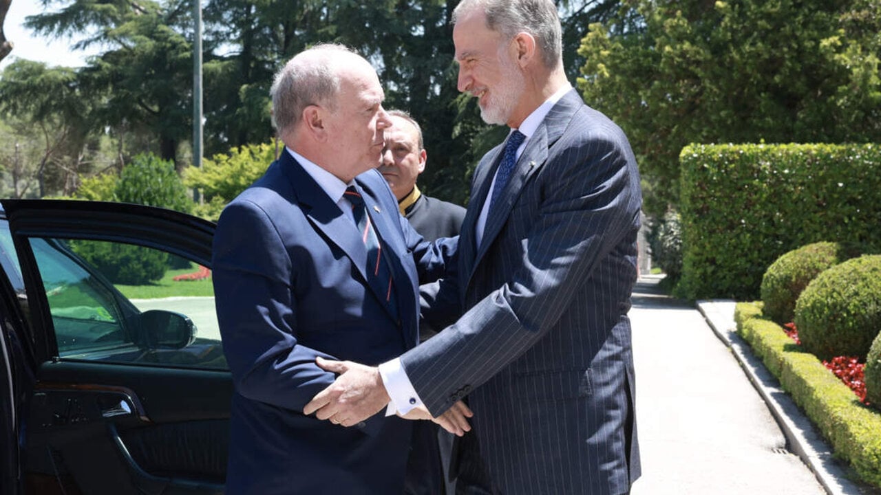 El Rey mantiene un encuentro y un posterior almuerzo con el Pr&iacute;ncipe Alberto II de M&oacute;naco, en el Palacio de la Zarzuela, con ocasi&oacute;n del 150&ordm; aniversario de la apertura de la primera misi&oacute;n diplom&aacute;tica entre Espa&ntilde;a y M&oacute;naco. Casa Real.