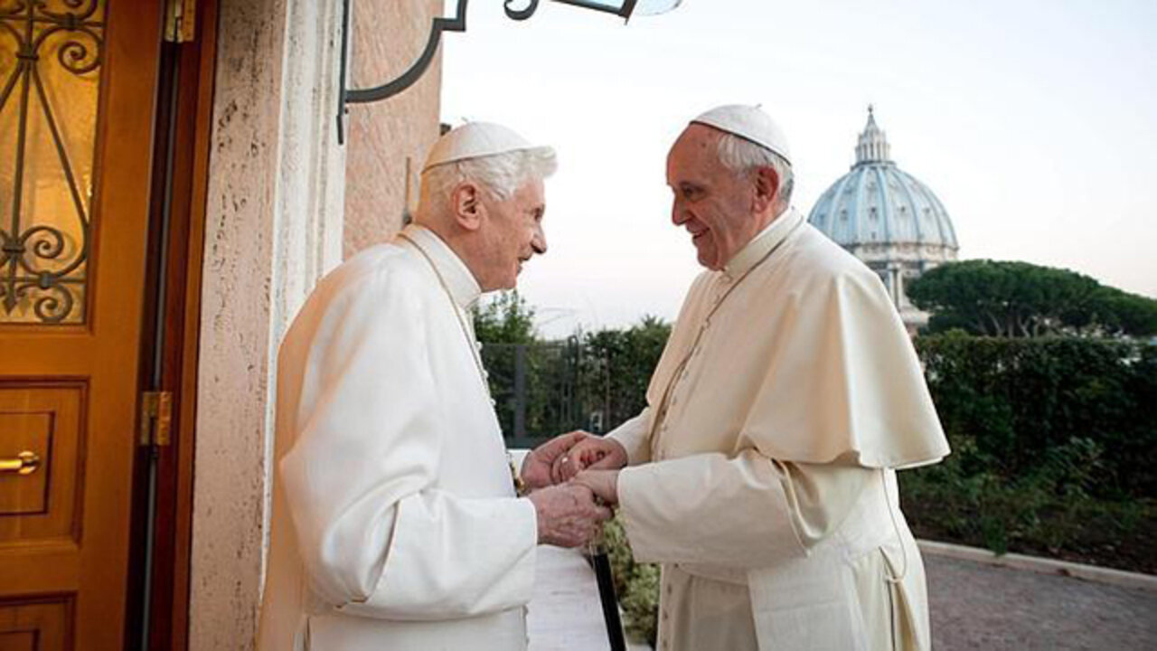 El Papa Francisco y el Papa em&eacute;rito Benedicto XVI se saludan en el Vaticano (imagen de archivo)