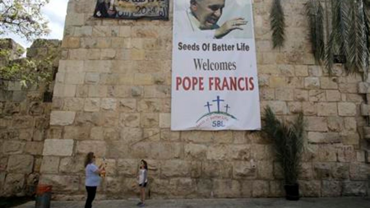 El cartel de bienvenida al Papa Franciso fuera de la Ciudad Vieja de Jerusal&eacute;n