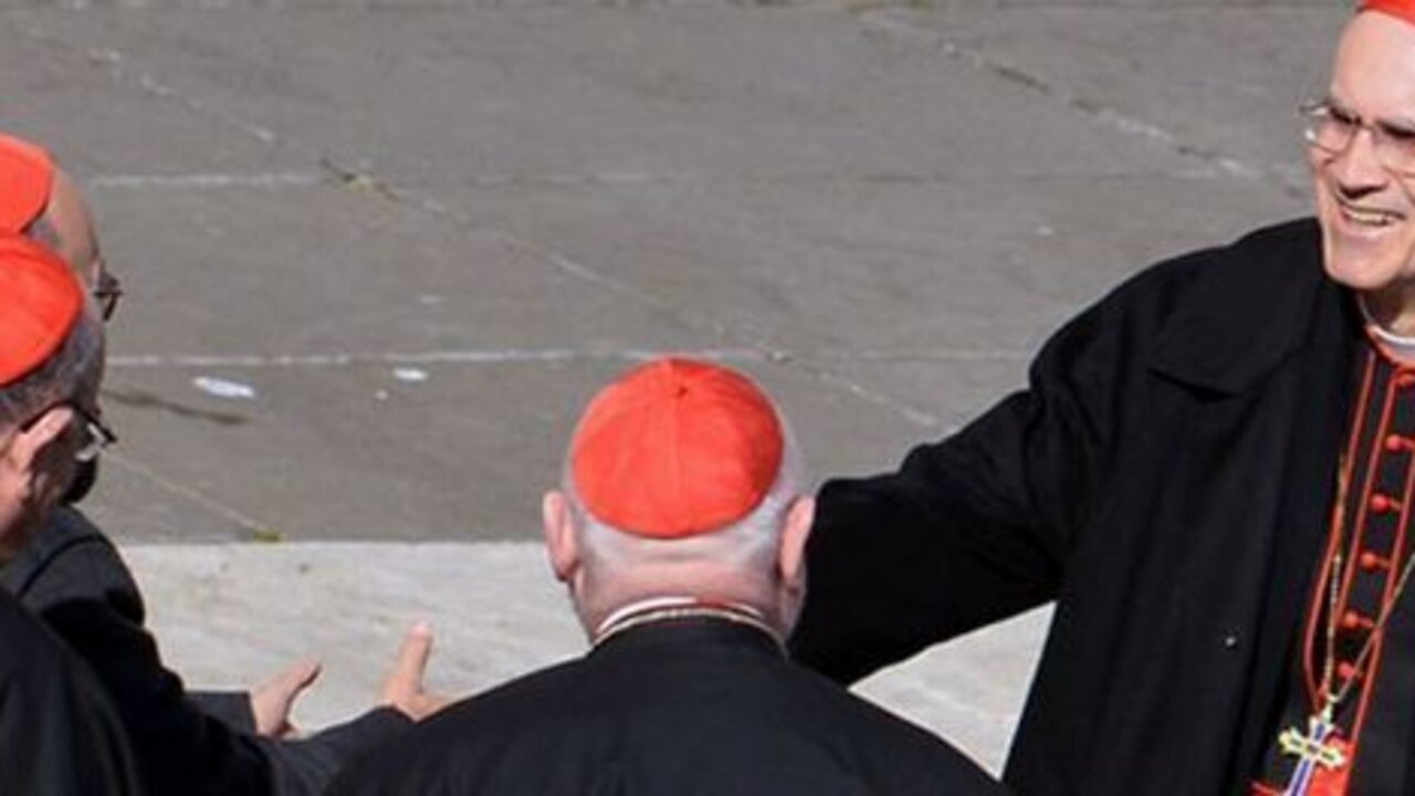 El cardenal Bertone y otros miembros de la Curia