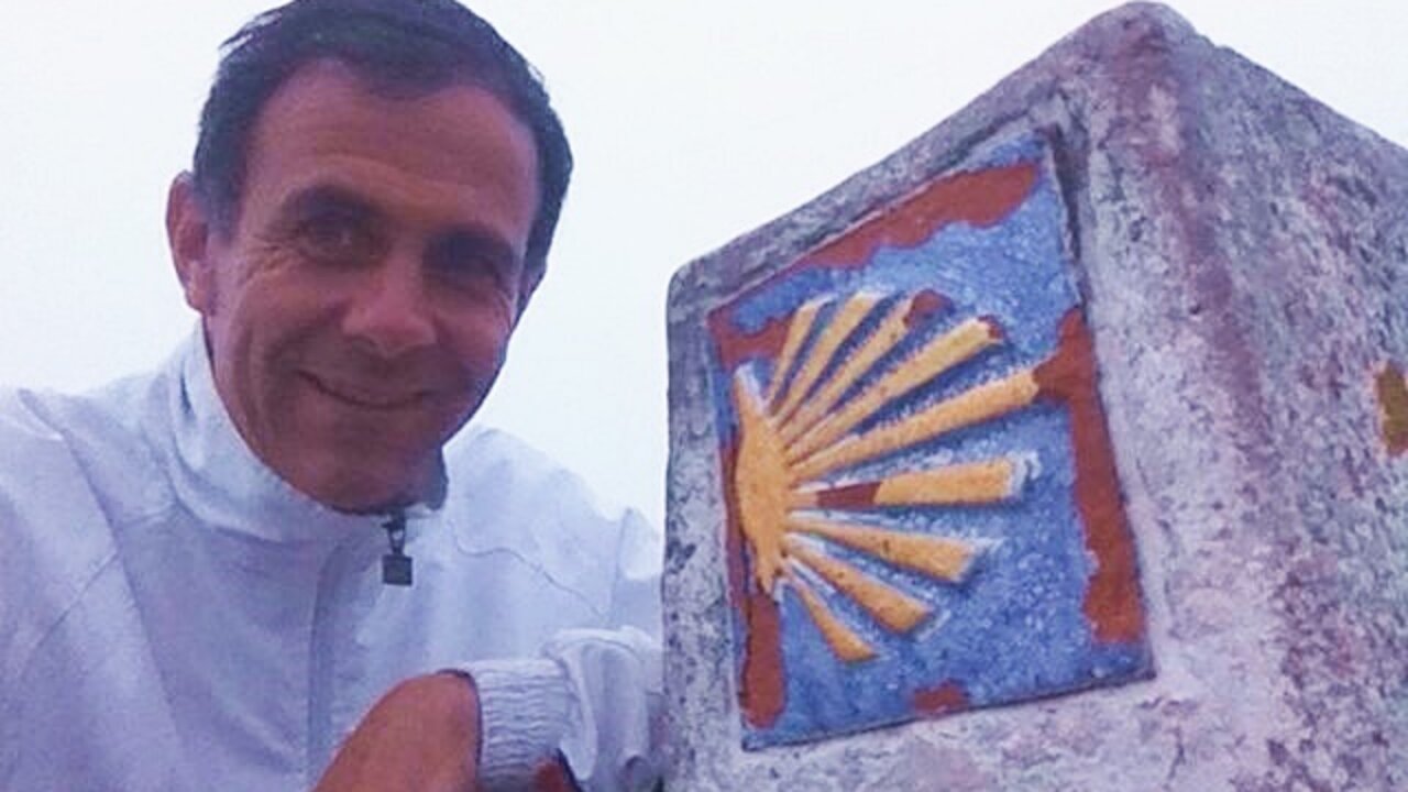 Uno de los protagonistas del documental, junto a un hito del Camino de Santiago.