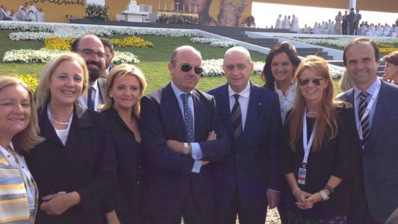 Los ministros Luis de Guindos y Jorge Fern&aacute;ndez, junto a un grupo de diputados en la beatificaci&oacute;n de don &Aacute;lvaro del Portillo