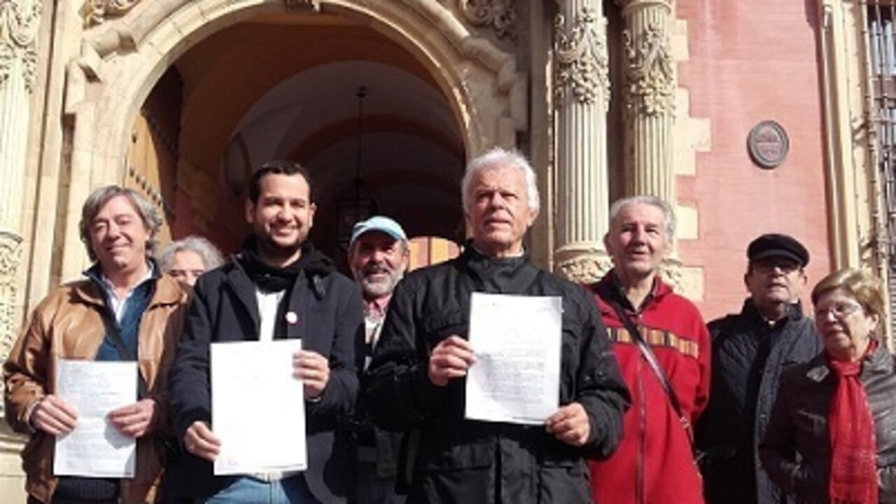 Daniel Gonz&aacute;lez de IU, el segundo por la izquierda, muestra la moci&oacute;n que pide un Ayuntamiento laico. 