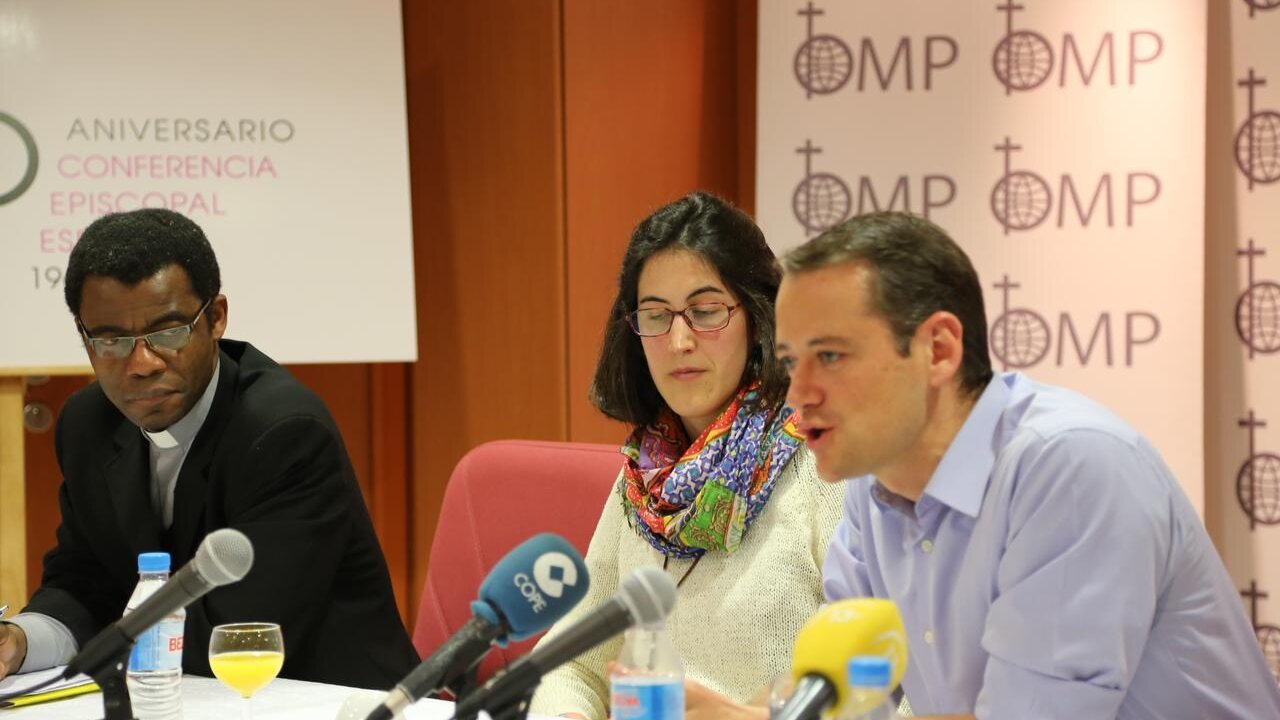 El seminarista Fernando Bielza, junto a la novicia Beatriz Castell&oacute; y el sacerdote de Ben&iacute;n, Guy Bognon. 