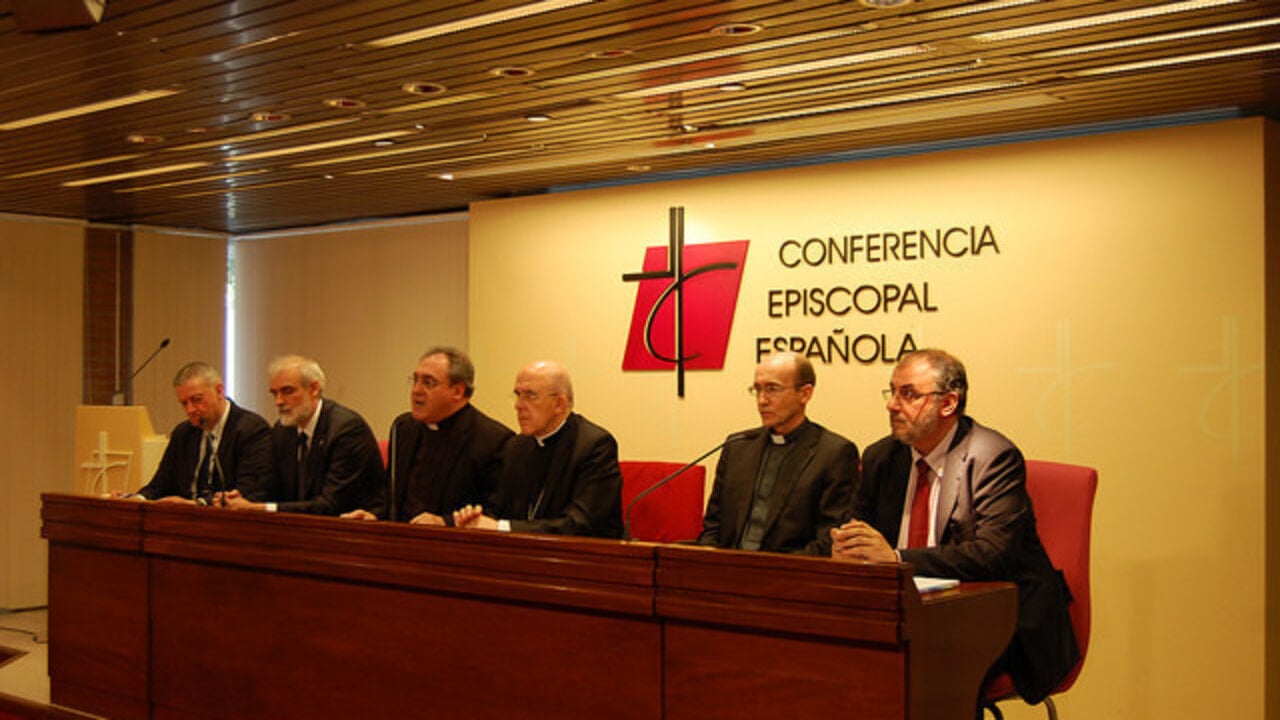 De izquierda a derecha: Jos&eacute; Luis Segovia, (profesor de Teolog&iacute;a de la Pontificia de Salamanca), Julio Mart&iacute;nez (rector de Comillas), Gil Tamayo, Carlos Osoro, Javier Prades (rector de San D&aacute;maso) y Pablo Guerrero (profesor jesuita de Comillas).  