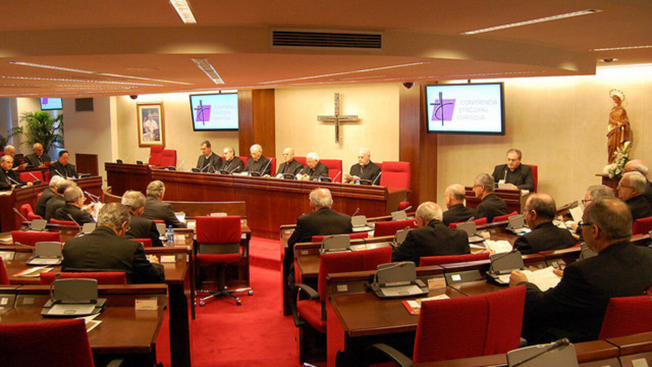 Obispos espa&ntilde;oles reuniones en Asamblea Plenaria en la sede de la Conferencia Episcopal. 