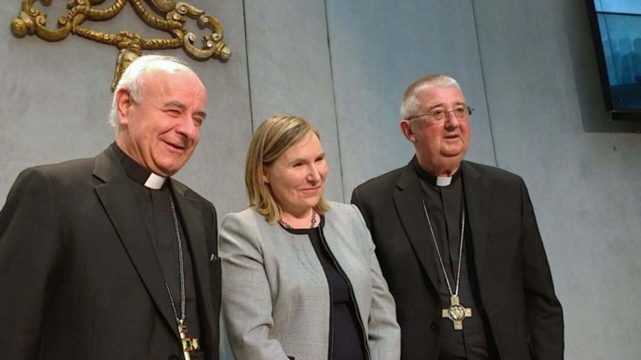 Monse&ntilde;or Vincenzo Paglia, la embajadora de Irlanda en el Vaticano Emma Madigan y arzobispo de Dubl&iacute;n, Diarmuid Martin. 