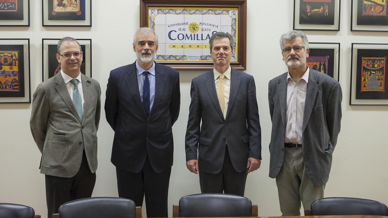 Pedro Zamora, &uacute;ltimo por la derecha, en la firma de un convenio con la Universidad de Comillas. 