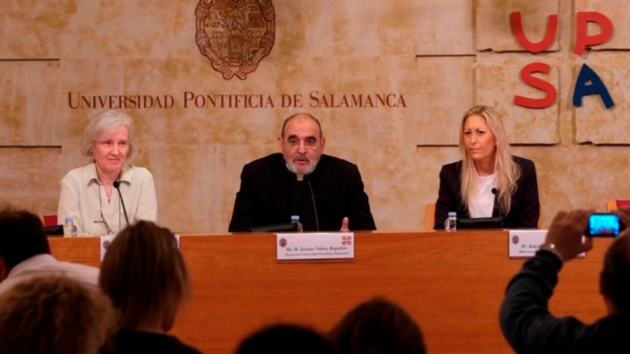 El vicerrector de Relaciones Institucionales de la Universidad Pontificia de Salamanca, Jacinto N&uacute;&ntilde;ez Regod&oacute;n, junto con la portavoz del Congreso, Ninfa Watt (a la izquierda). 