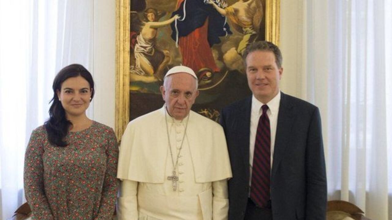 Paloma Garc&iacute;a Ovejero junto con el Papa y el periodista norteamericano Greg Burke.