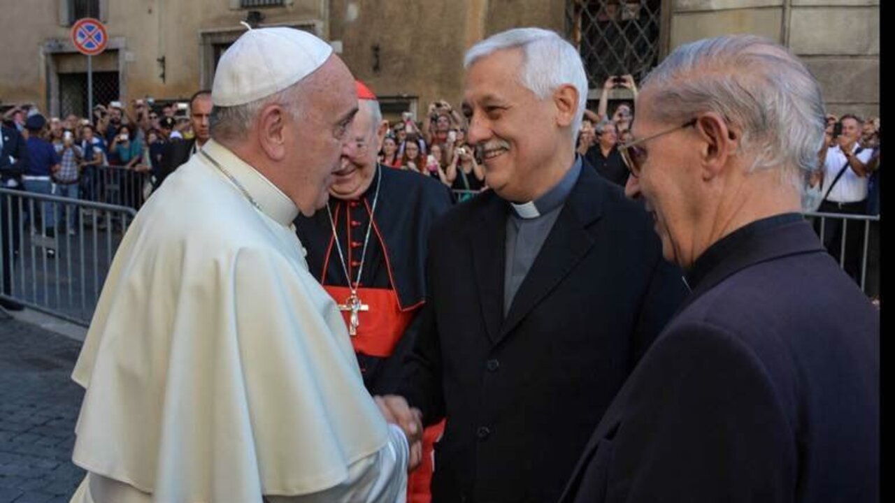 El Padre General de los jesuitas, el venezolano Arturo Sosa, SJ, saluda al Papa tras su nombramiento en 2016, en presencia de Adolfo Nicol&aacute;s, anterior Superior.