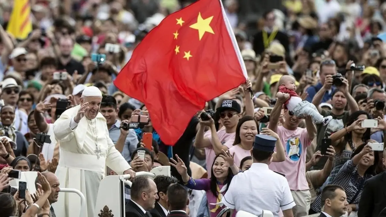 Un bandera de China en la Plaza de San Pedro del Vaticano. Foto de archivo.