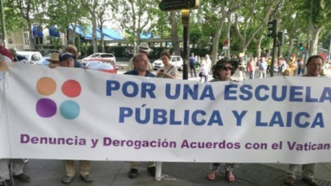 Manifestaci&oacute;n de laicistas pidiendo la derogaci&oacute;n de los acuerdos con el Vaticano. 