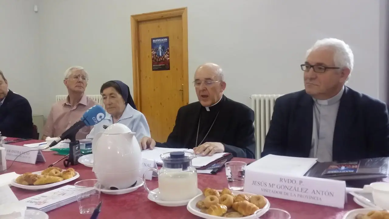 Jaime Carlos Moreno, nieto del mártir (a la izquierda) junto a Josefina Salvo y el cardenal Osoro. 