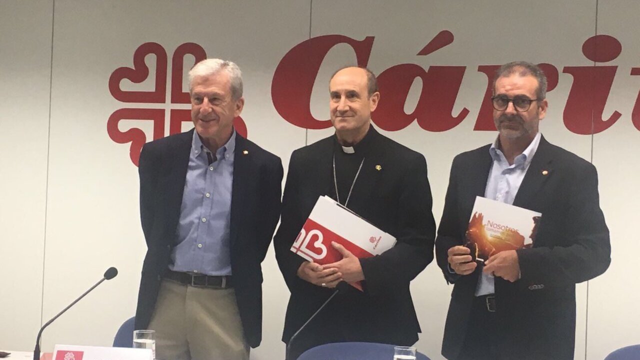 Monse&ntilde;or Jes&uacute;s Fern&aacute;ndez, Manuel Bret&oacute;n (derecha, presidente de C&aacute;ritas) y Sebasti&aacute;n Mora. 